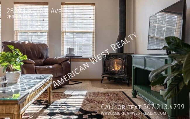 Building Photo - Immaculate, furnished townhome