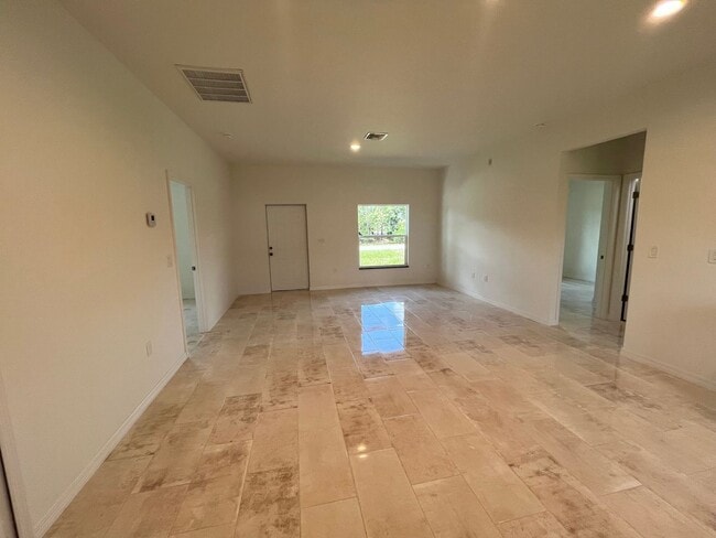Building Photo - -MOVE IN READY 3/2-LEHIGH ACRES
