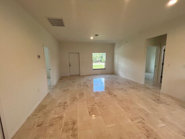 Foto del edificio - BRAND NEW HOUSE- READY FOR Showing
