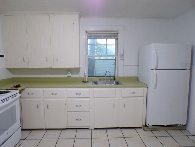 Building Photo - 19 Oak St