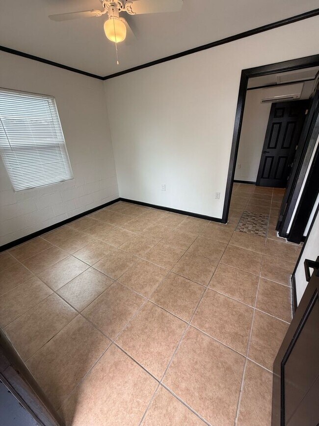 Foto del edificio - Cozy bungalow with in-unit washer and dryer near colleges