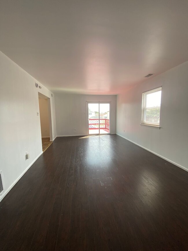 Building Photo - 303 Corinthian Ave