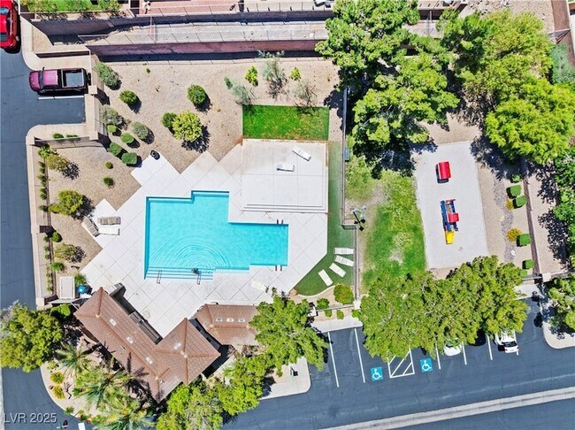 Foto del edificio - 708 Solitude Point Ave