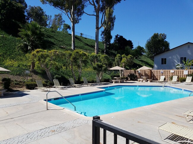 Foto del edificio - San Carlos (next to Mission Trails) 2 bed 1 bath Townhouse with Patio, Pool