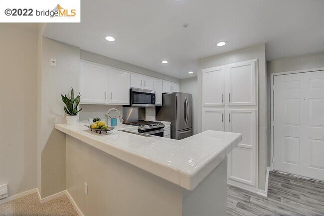 Kitchen - 320 Caldecott Ln