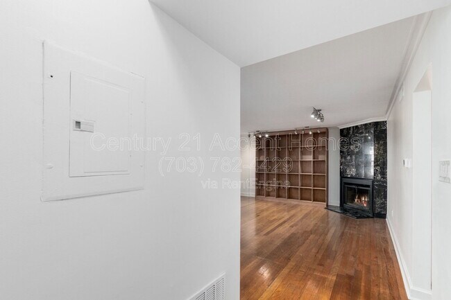 Building Photo - 1303 S Walter Reed Dr