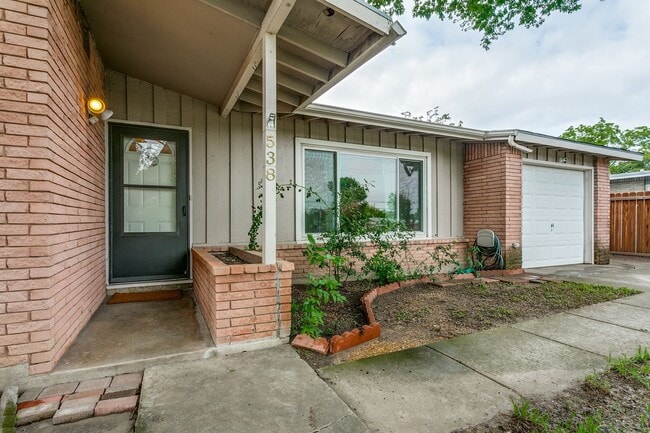 Building Photo - RENOVATED 2-BEDROOM HOME IN EAST TERRELL HILLS