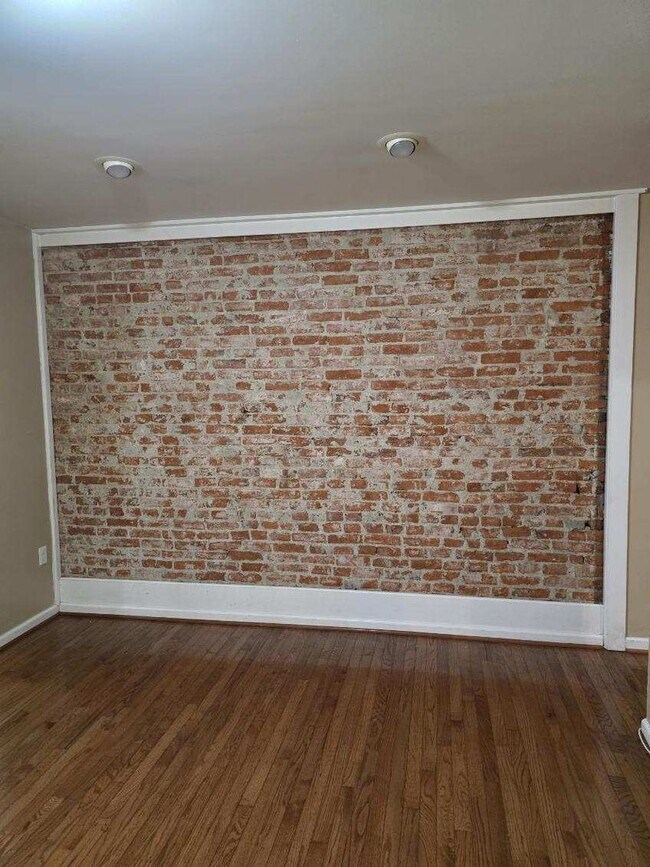 Building Photo - Wilmington Rowhome - Hedgeville Area