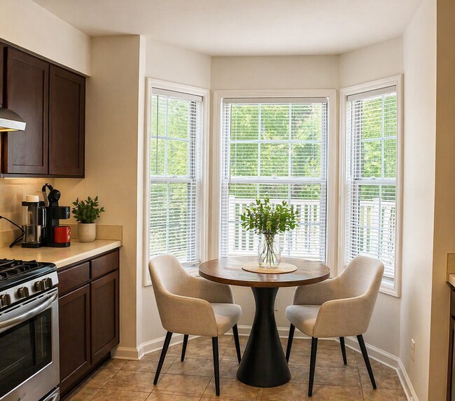 Foto del edificio - Charming 2-Bedroom Condo in a Peaceful, Tree-Lined Community – Minutes from Uptown Charlotte