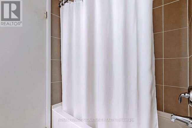 Building Photo - 830 Lawrence Ave W