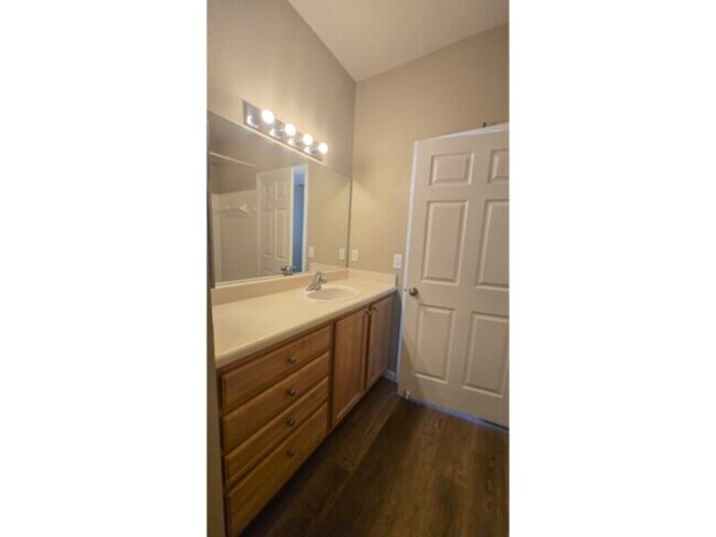 Building Photo - 1 bed 1 bath - cable &amp; water inlcuded in rent