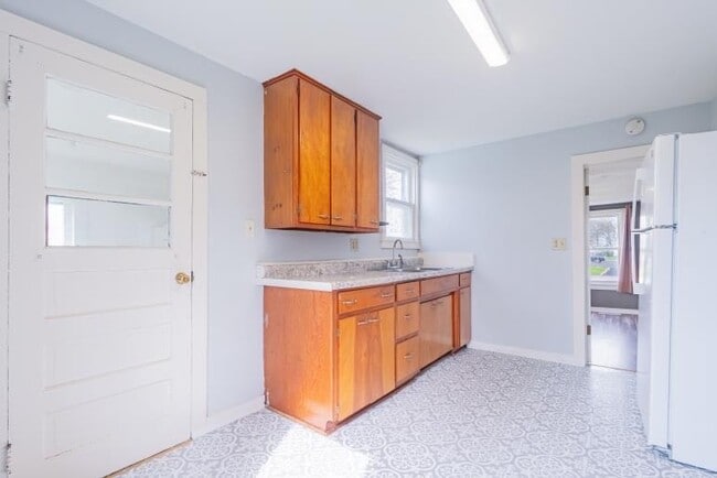 Building Photo - 721 E Cemetery Ave