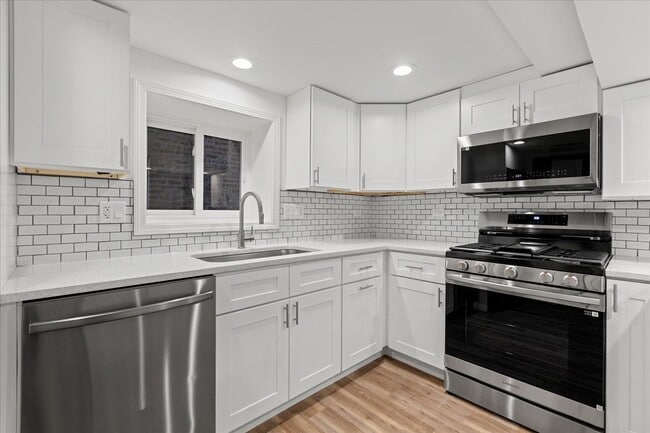 Building Photo - 2221 W Winnemac Ave