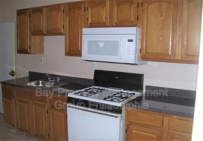 Building Photo - 147 Pleasant St