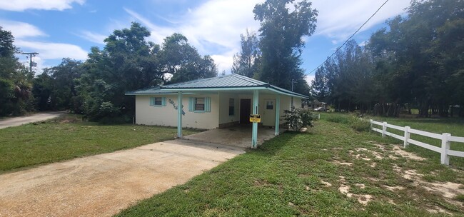 Building Photo - 706 N Crooked Lake Dr
