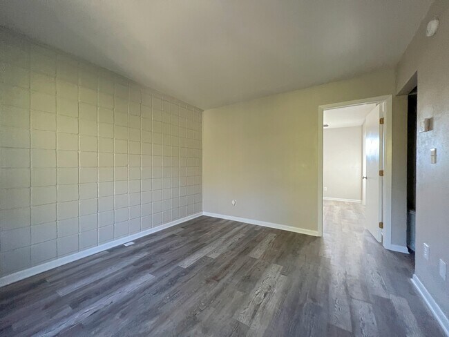 Relájese en el amplio y acogedor salón. - 2125 Banita St