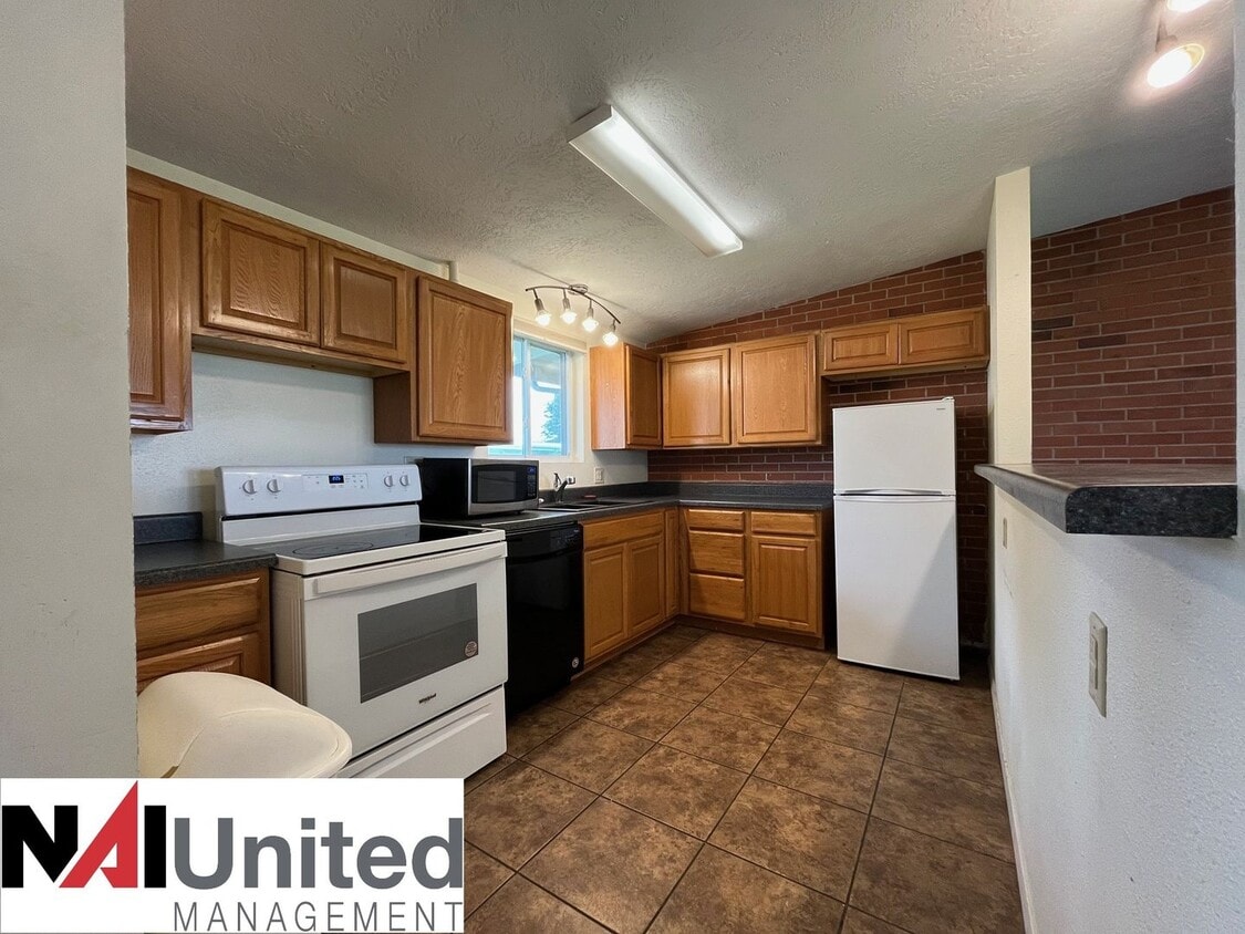 Building Photo - Three bedroom, one bathroom duplex for rent