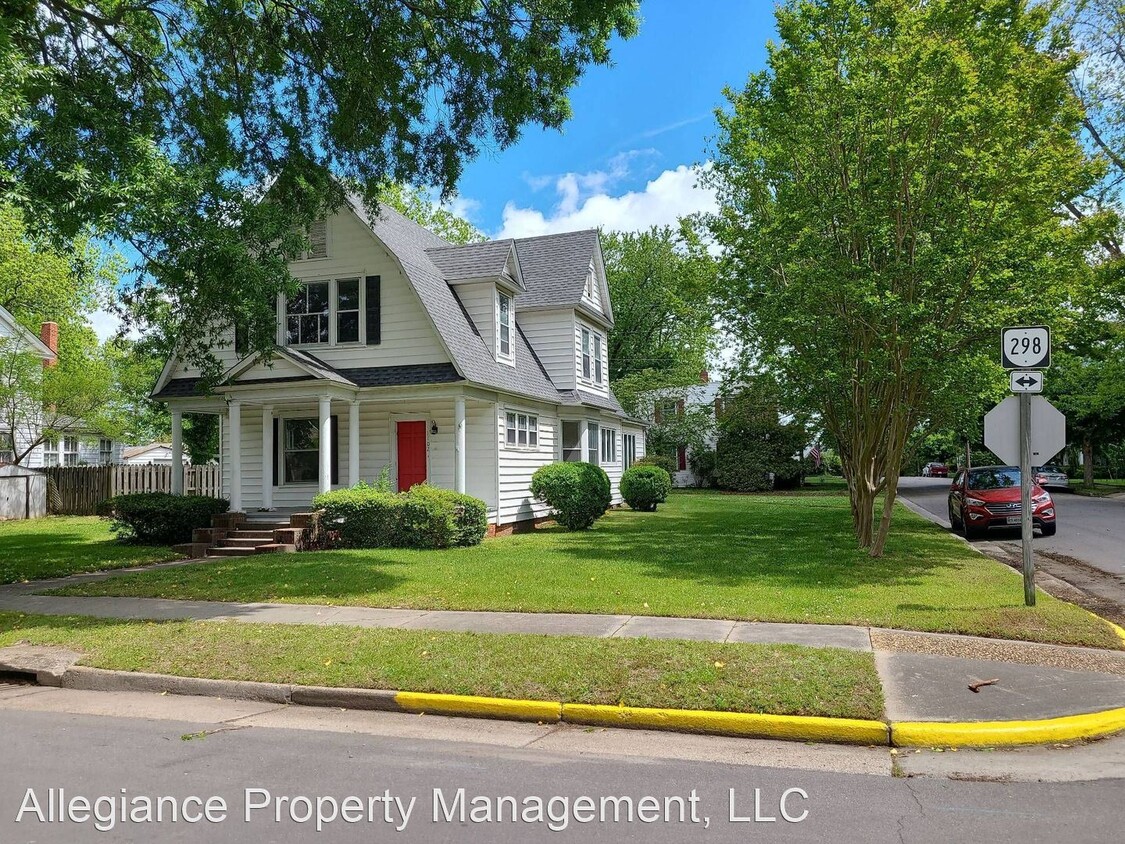 Primary Photo - 5 br, 2.5 bath House - 1102 Lee Street