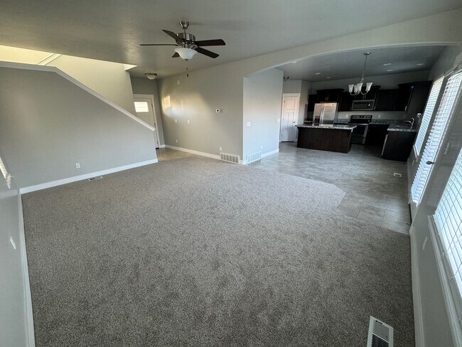 Building Photo - 7727 N Kings Canyon Rd