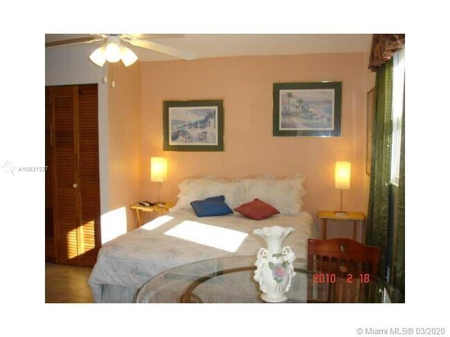 Foto del edificio - 6852 SW 10th St