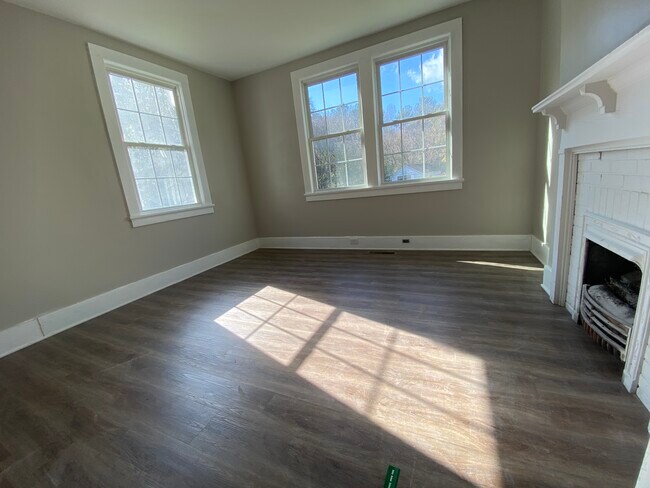 Building Photo - 3295 Bloomfield Ave SW