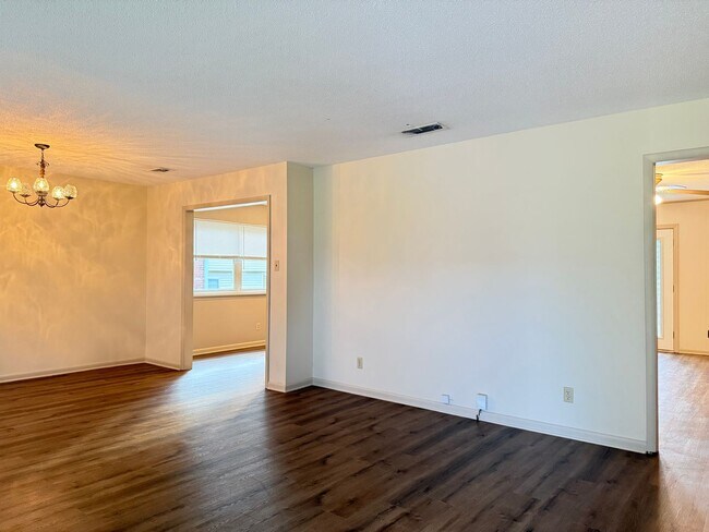 Building Photo - 4612 N Cypress St