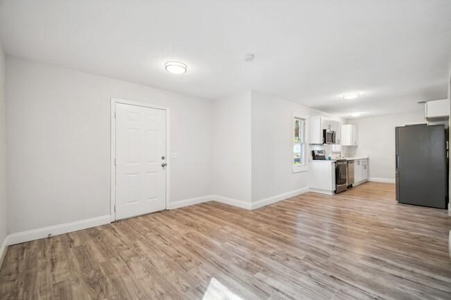 Building Photo - 5710 Kenwood Ave