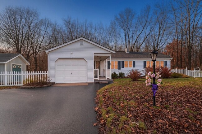 Building Photo - 2 Bedroom 2 Bath Home on Lake Delta For Rent!