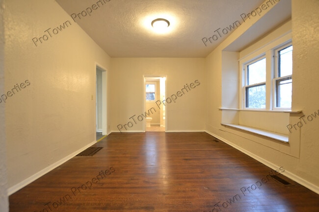 Building Photo - 724 E Washington St