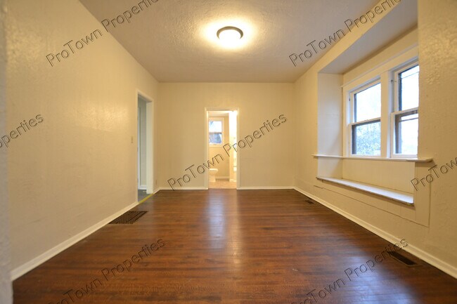 Foto del edificio - 724 E Washington St