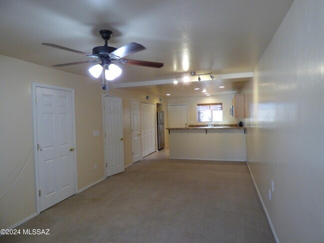 Foto del edificio - 1077 N Riverside Dr