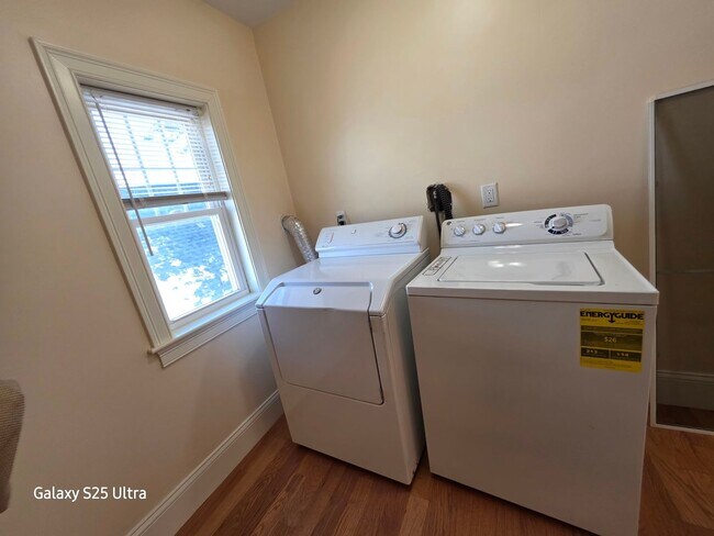 Foto del edificio - No Brokers Fee. Oak Sq Area of Brighton. Pets Friendly, Laundry, Parking, Eat-in Kitchen,