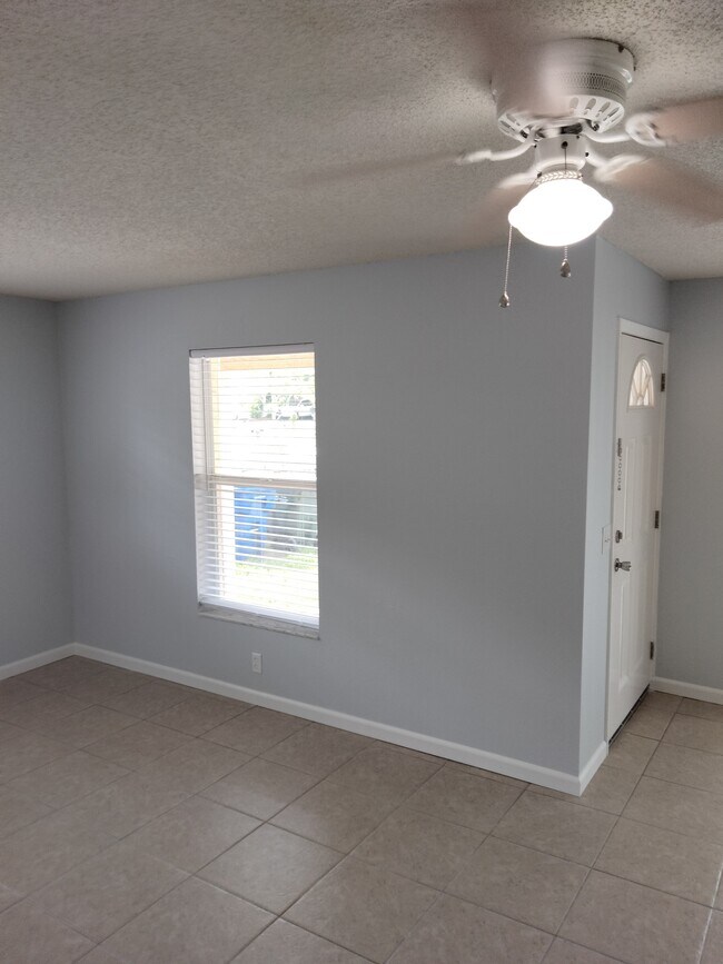 Entrance door and left part of living room - 977 2nd Ave NE