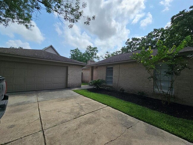 Building Photo - 2312 Meadow Green Dr