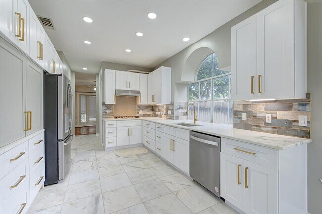 Foto del edificio - 1526 Forest Home Dr