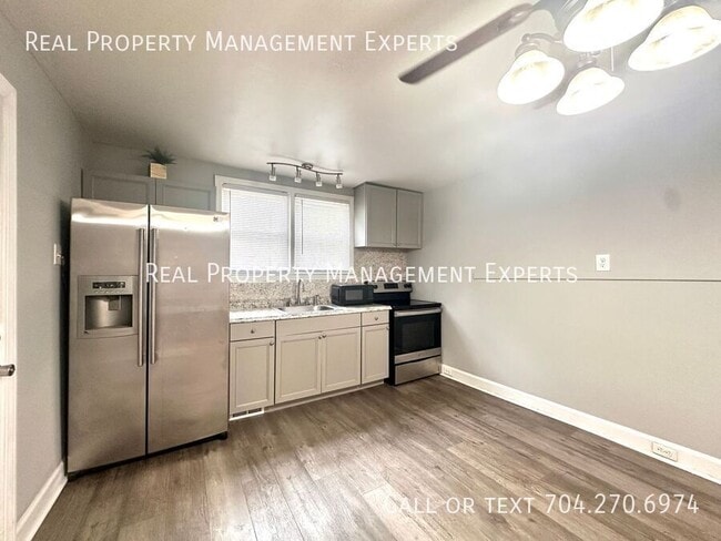 Photo - 2800 Eastway Dr House