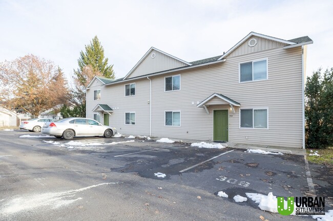 Building Photo - Great 4bd/2bth, nice location