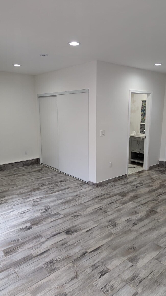 Building Photo - 6640 Woodlake Ave