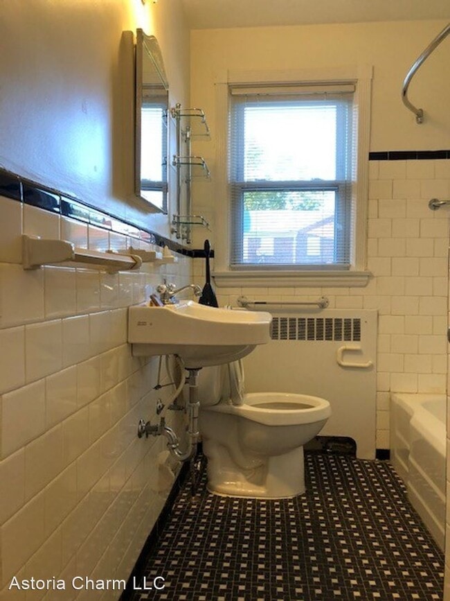 Building Photo - 3 br, 2.5 bath House - 3005 Mondawmin Ave