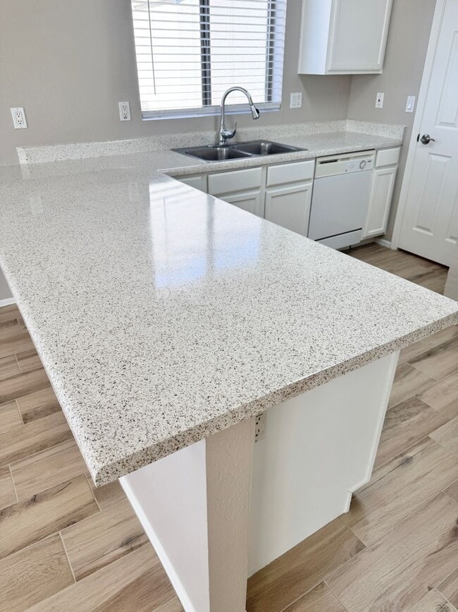 Foto del edificio - Remodeled 5 Bedroom/3 Bath Home. Upgraded Flooring & Kitchen!