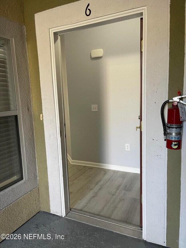 Foto del edificio - 6984 Ortega Woods Dr