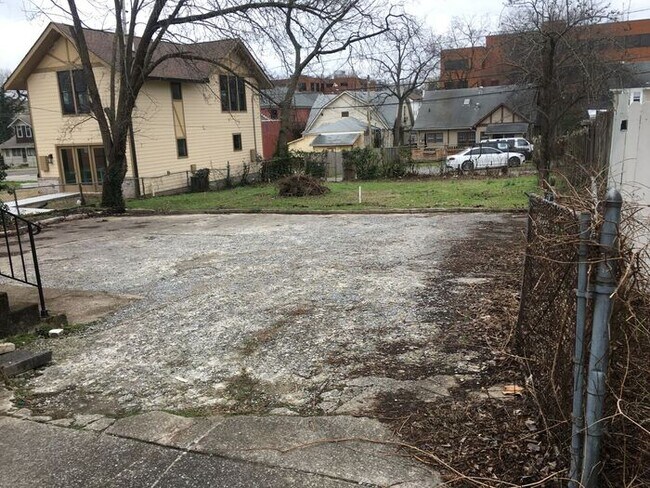 Building Photo - Edgehill - close to Downtown and Universities