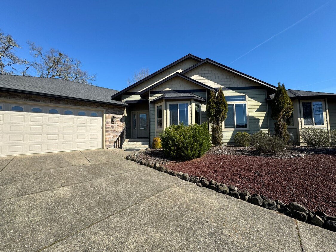 Primary Photo - Desirable 3 bedroom House in a Gated Neigh...