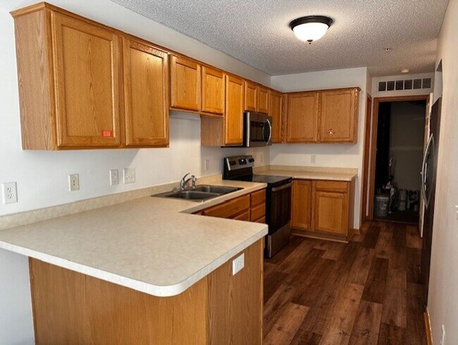 Building Photo - Light-Bright Corner Unit Townhome with Pri...
