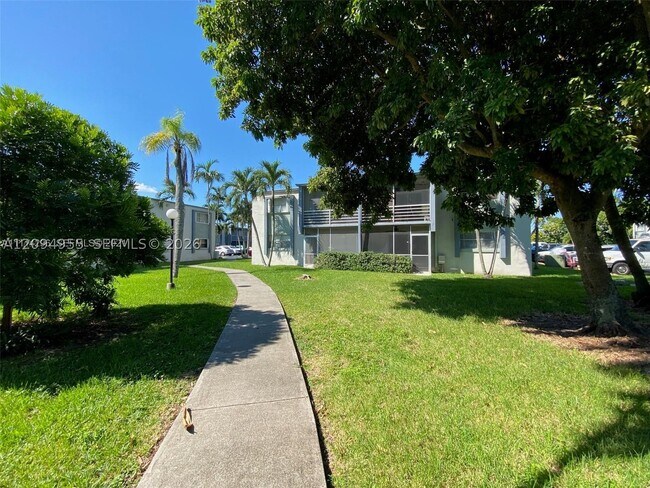 Foto del edificio - 8758 SW 12th St
