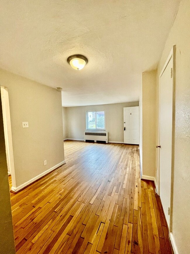 Building Photo - Spacious 1 Bedroom Apartment with Garage Space in the heart of Bellevue!