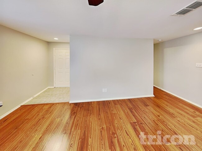 Foto del edificio - 1128 Maplewood Ln