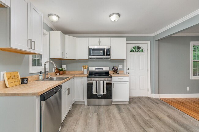 Foto del edificio - Beautifully Renovated 3-Bedroom Home in Fr...