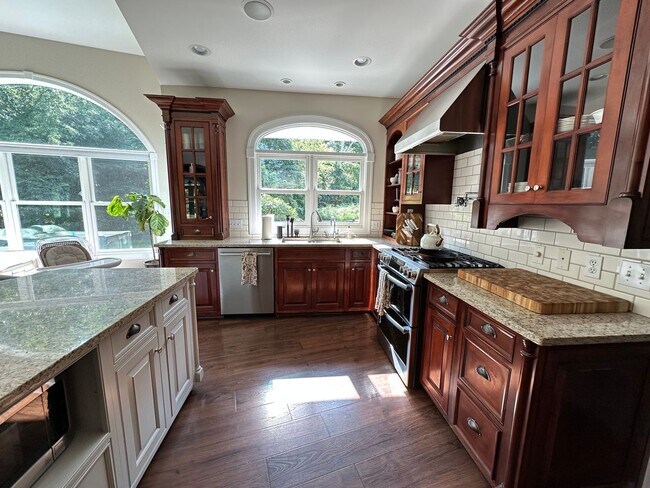 Building Photo - 5 Bedroom home on almost 2 acres