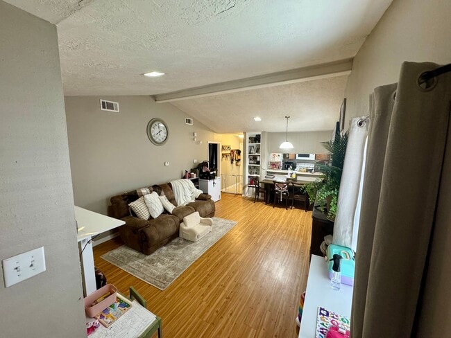 Foto del edificio - AUGUST PRE-LEASE!!!  3 Bedroom 2 Bathroom Duplex on Bus Route